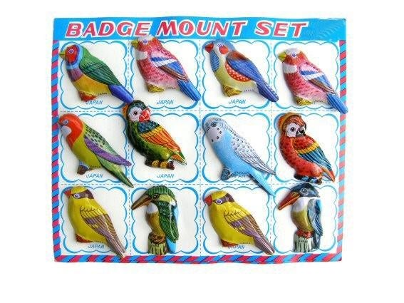 12 vogel broches op kaart, van blik, Verzamelen, Ophalen of Verzenden, Nieuw, Dier of Natuur, Speldje of Pin