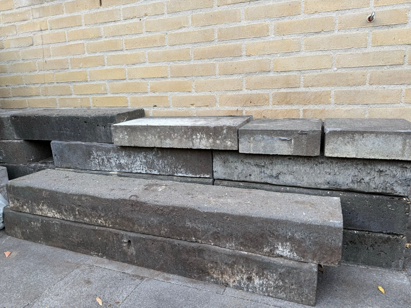 Betonnen opsluitbanden / palissaden, Ophalen, Gebruikt, Overige typen, Minder dan 5 m²