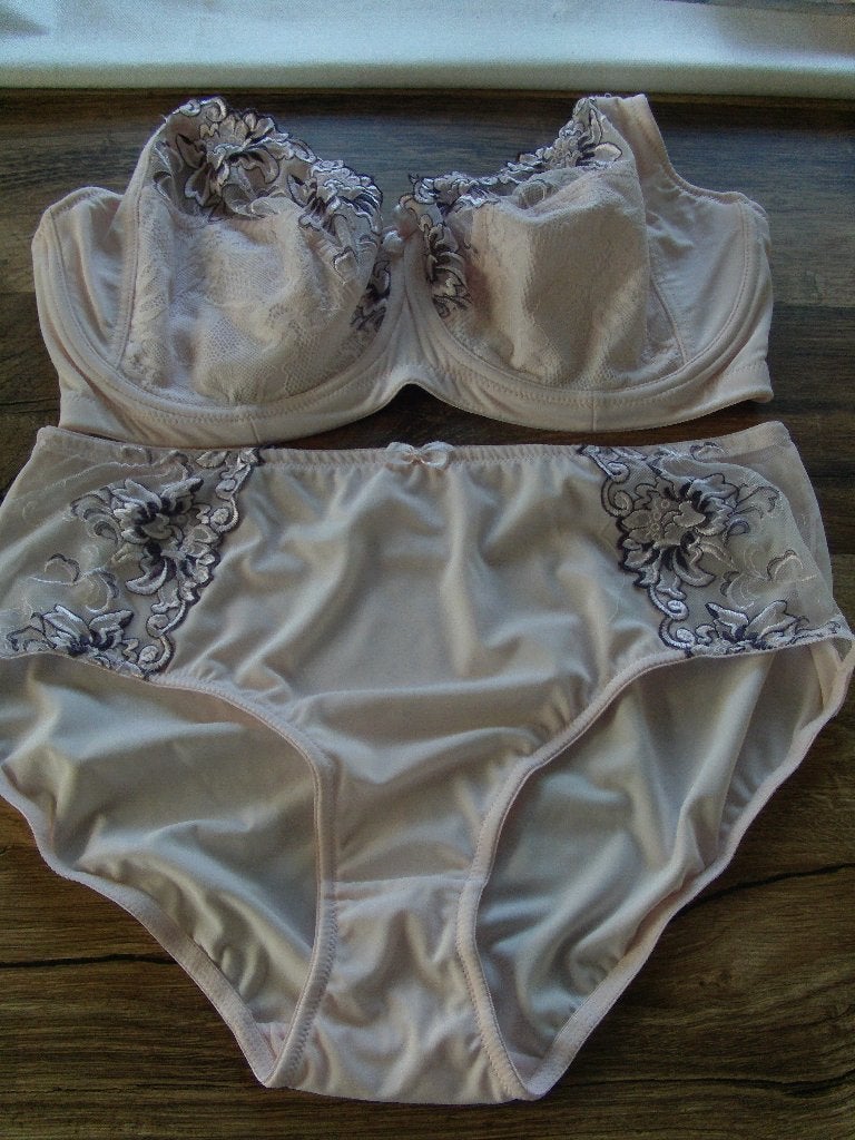 Nieuwe set lingerie , nooit gedragen., Ophalen, Roze