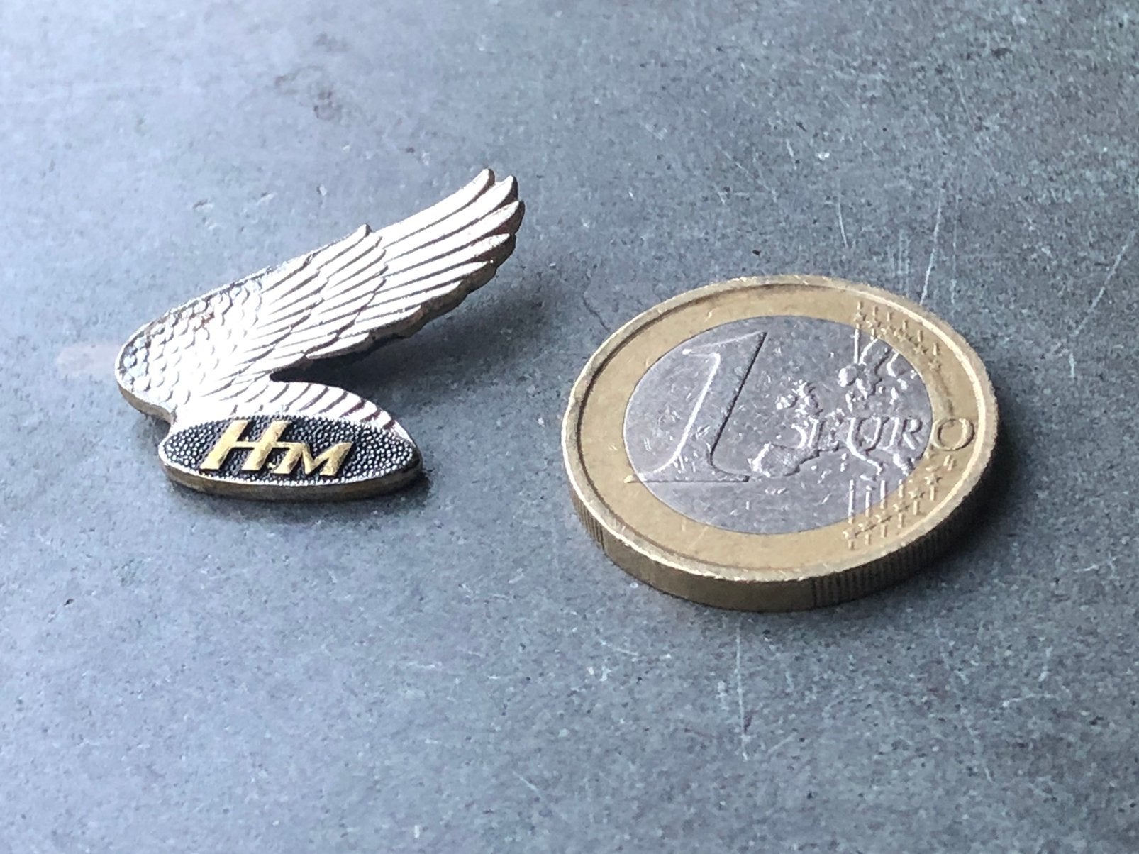 Broche van HM Honda Motor - vleugel en goudkleurige tekst HM, Ophalen of Verzenden, Gebruikt, Merk, Button