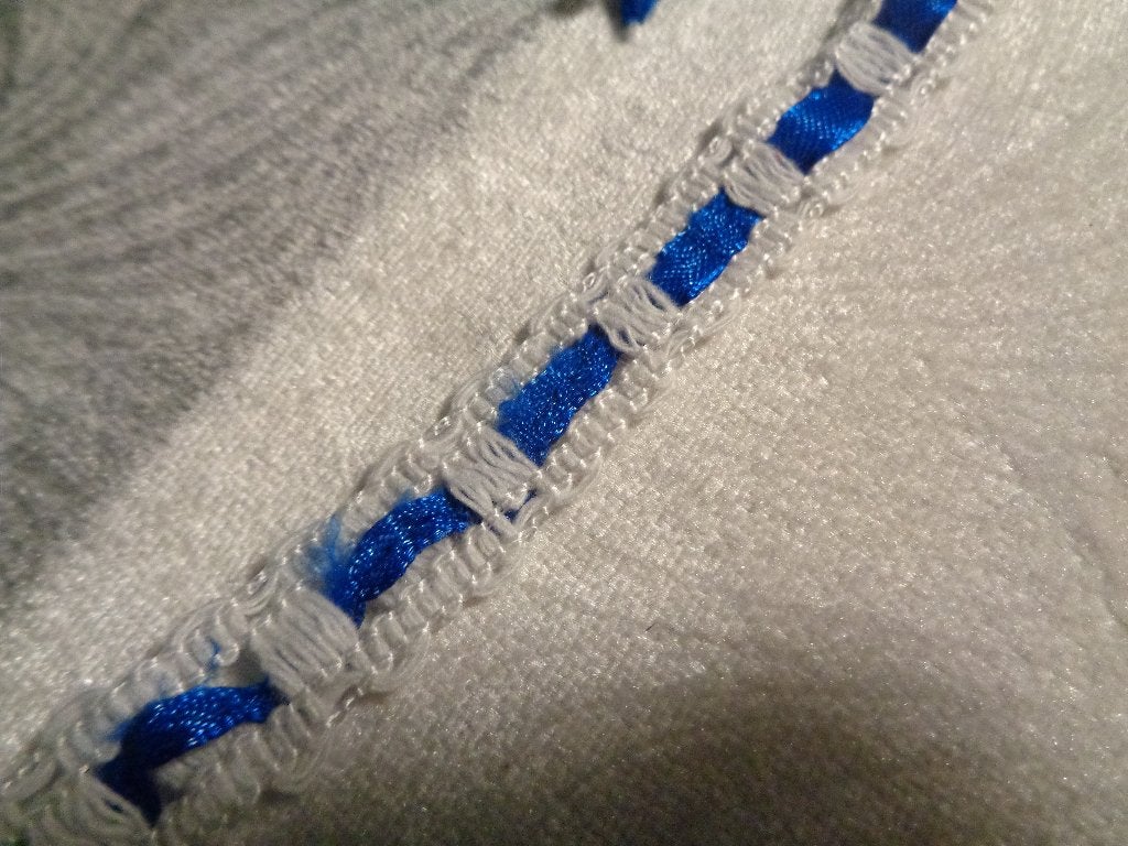 wit kant met blauw satijn band 1 cm br pr per meter nr 57, Hobby en Vrije tijd, Naaien en Fournituren, Ophalen of Verzenden, Nieuw