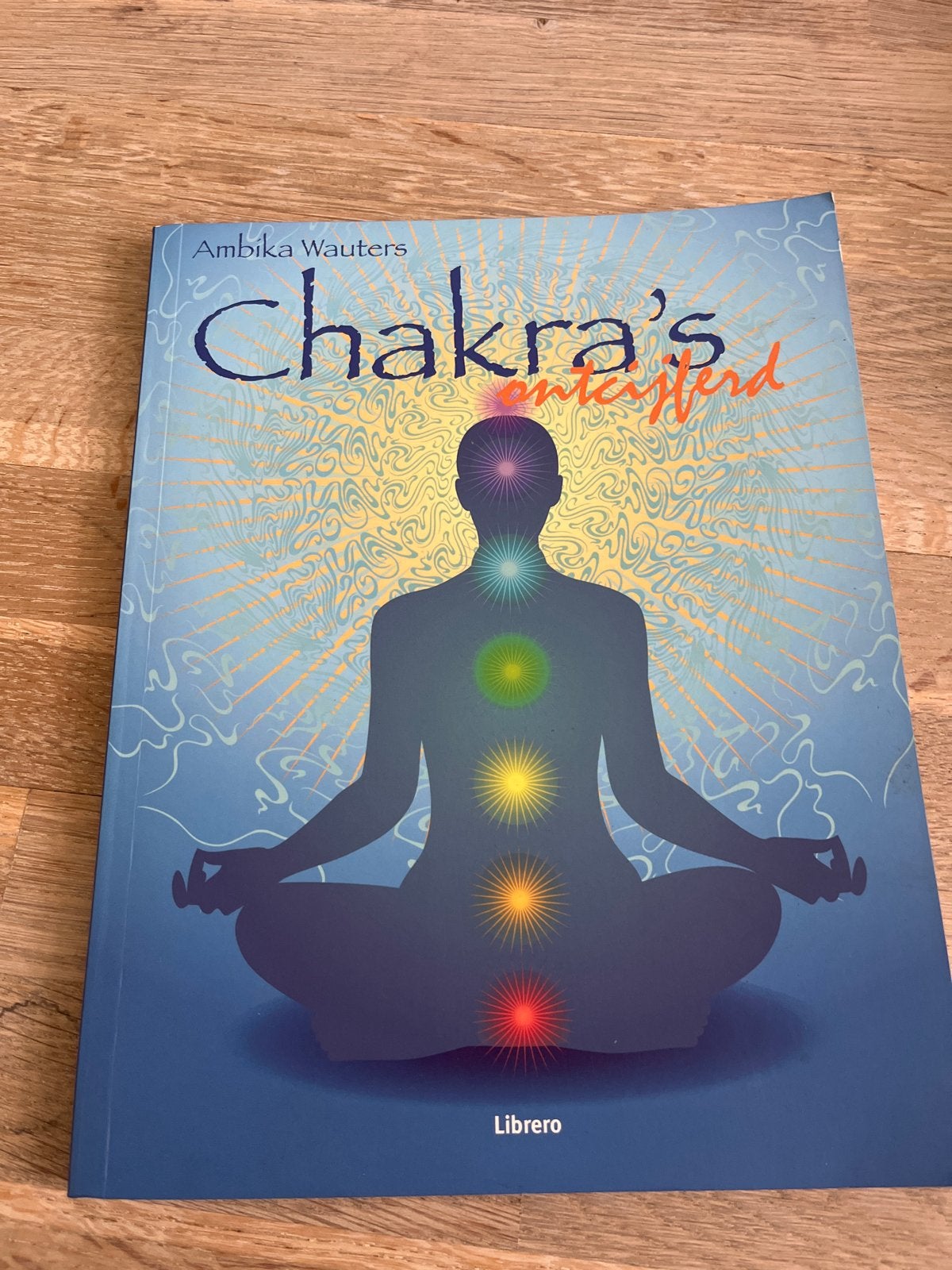 Chakra's ontcijferd - Ambika Wauters, Boeken, Ophalen of Verzenden, Zo goed als nieuw, Spiritualiteit algemeen, Achtergrond en Informatie