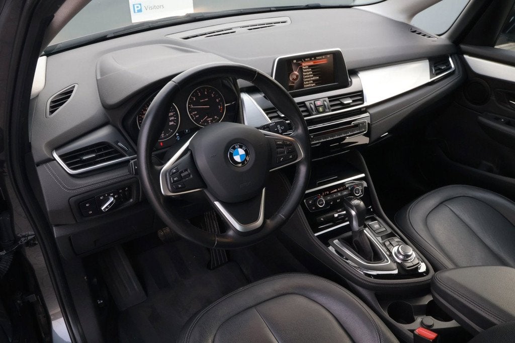 BMW 2-serie Active Tourer 220i Luxury | Trekhaak | Camera |, Auto's, BMW, 1998 cc, Gebruikt, Euro 6, 1405 kg