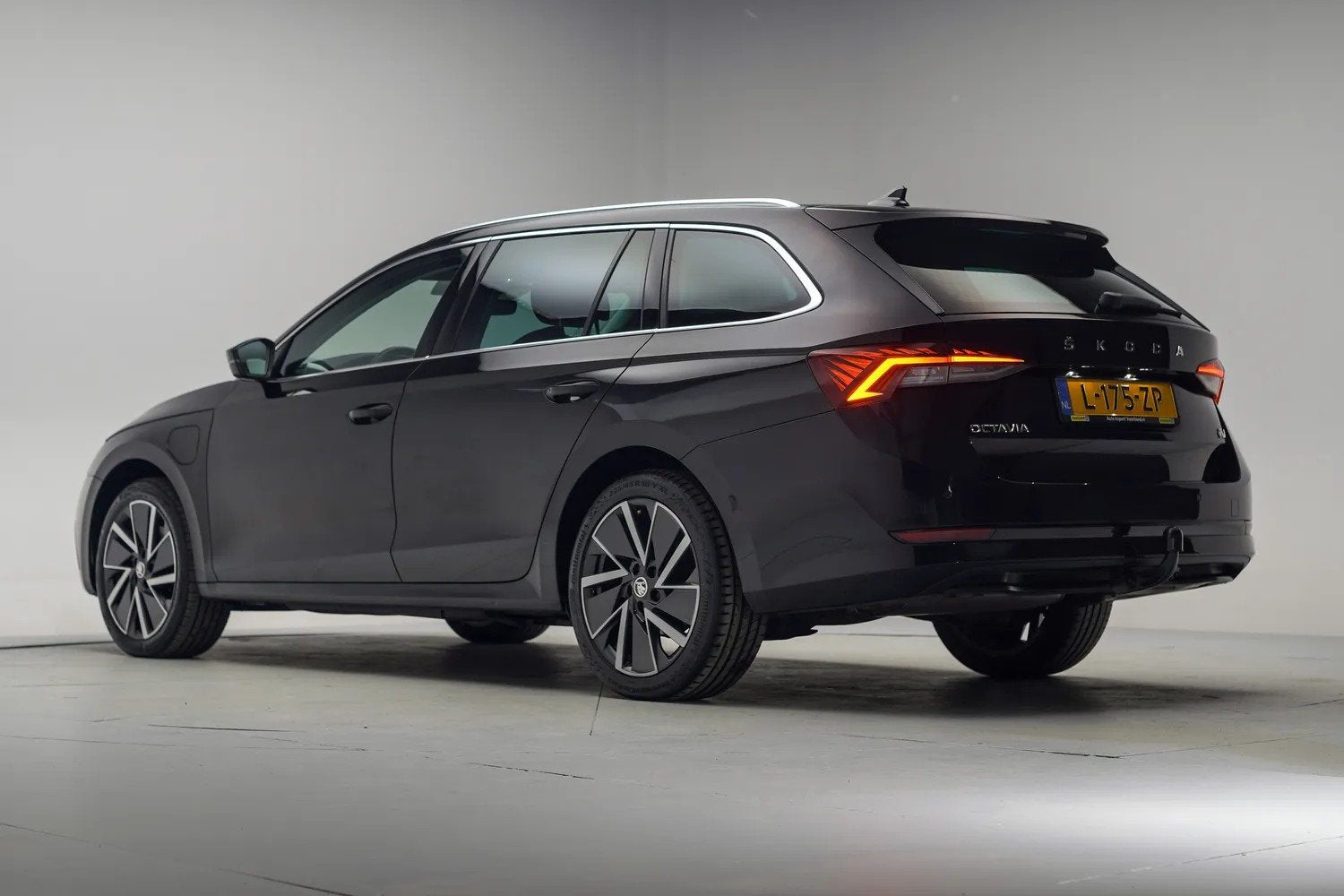 Skoda Octavia 1.4 TSI iV PHEV Business Edition Aut. [ Navi V, Dealer onderhouden, Gebruikt, Zwart, Origineel Nederlands