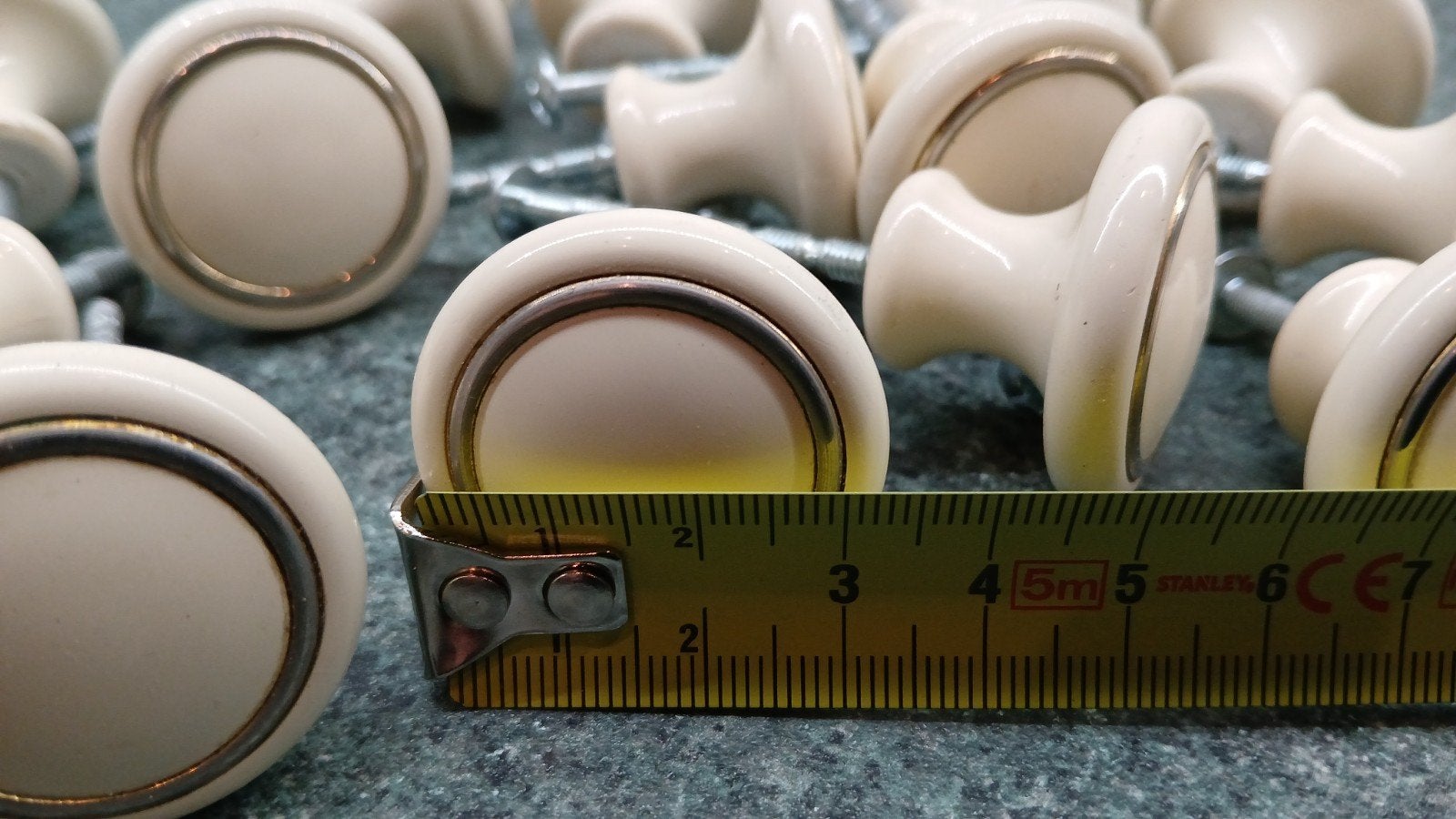 Set van 19 crèmekleurige vintage meubelknoppen, Ophalen of Verzenden, Gebruikt