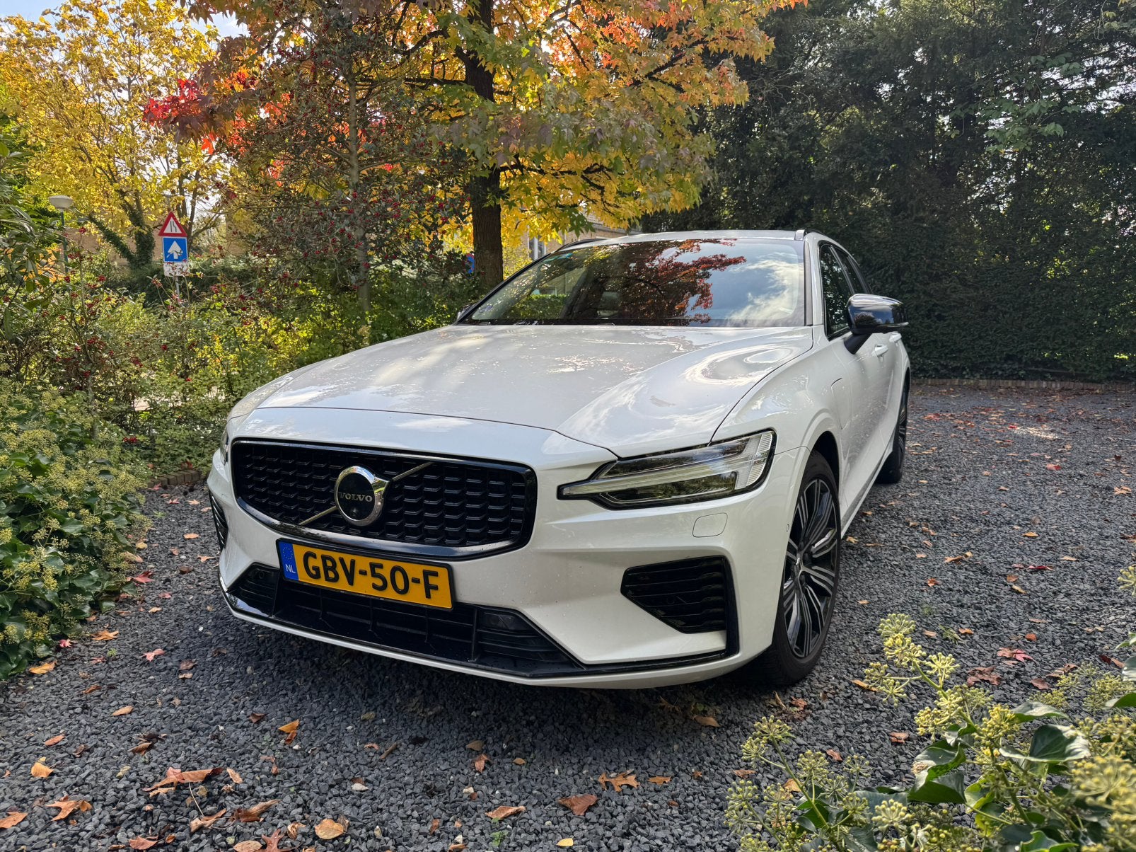 Volvo V60 T6 PHEV (AWD) Plus Black 11/‘22 Crystal White, 4 cilinders, Verwarmde buitenspiegels, Wit, Dealer onderhouden