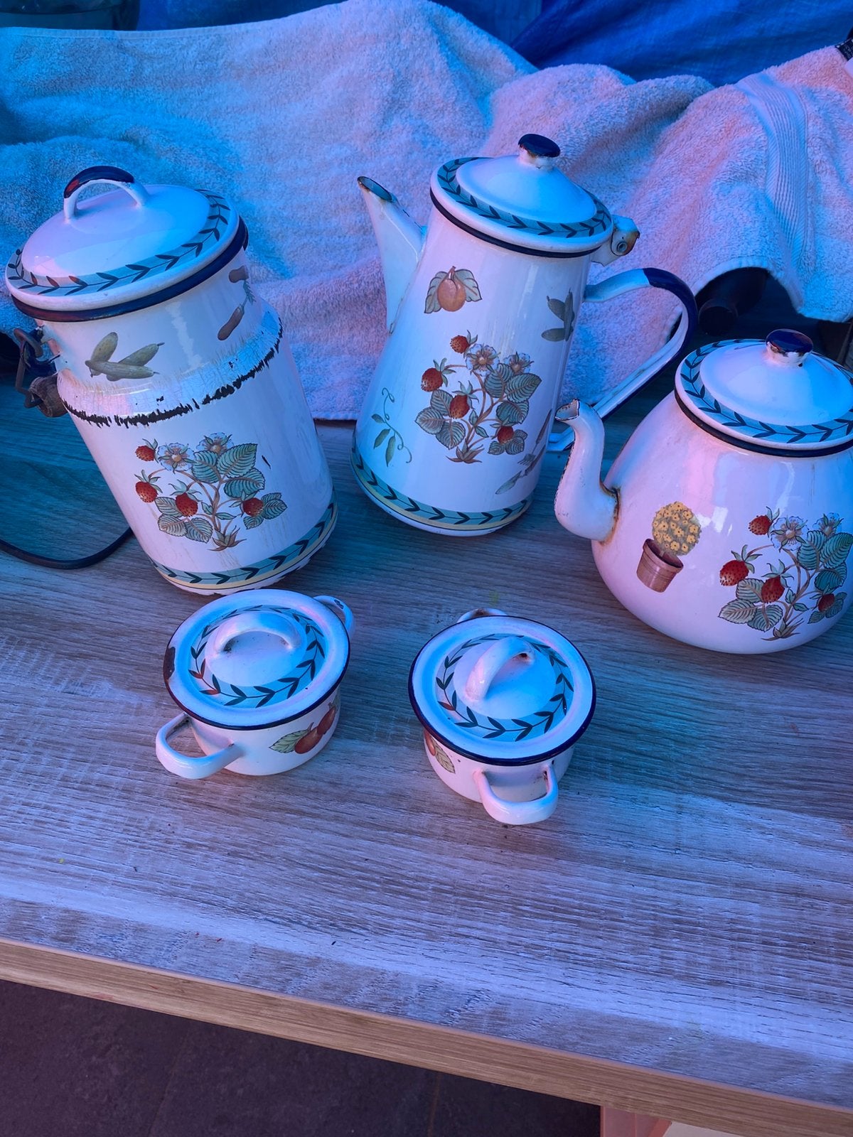 Villeroy & Boch emaille serviesje, Ophalen