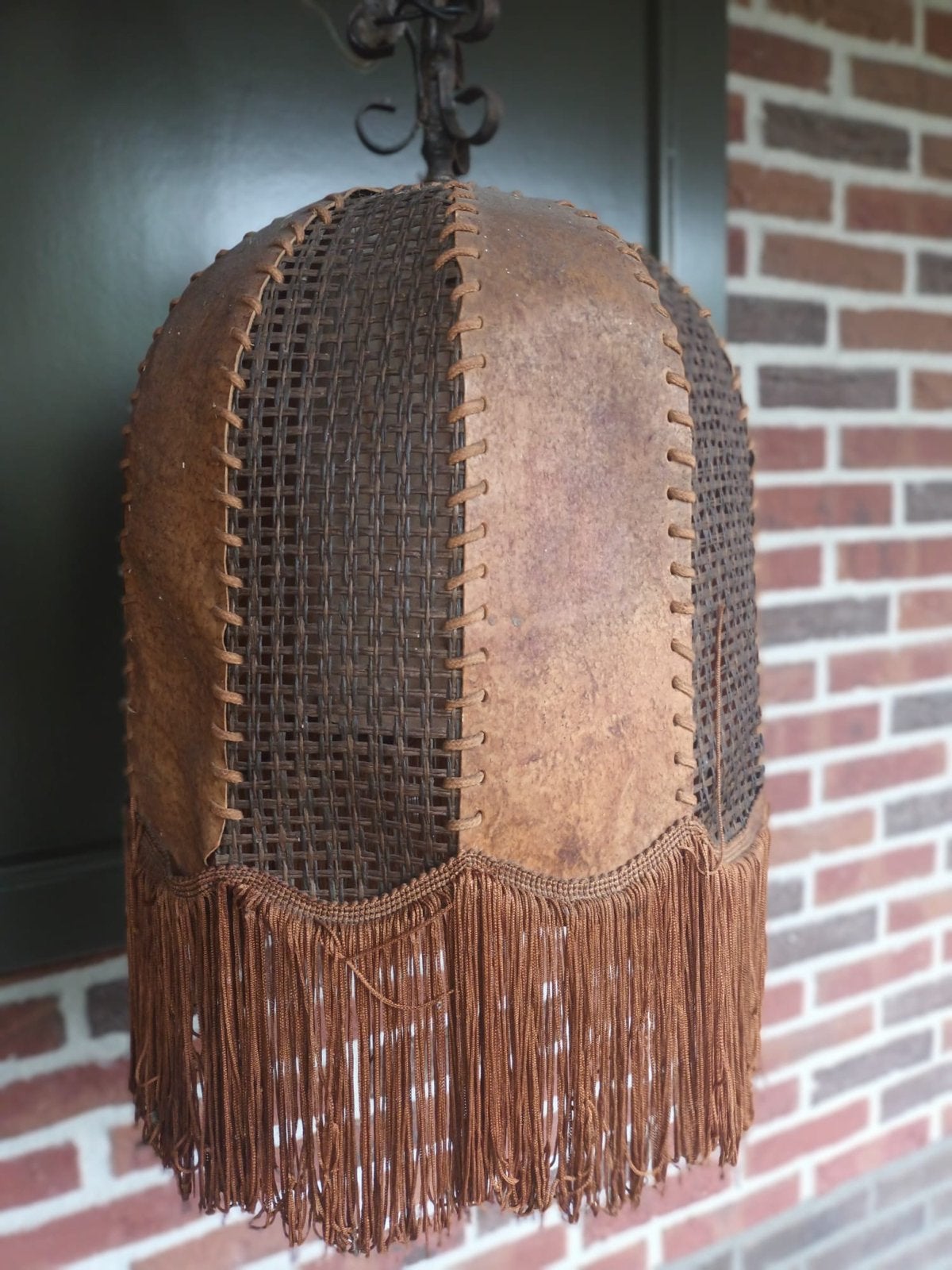 Antieke hanglamp van varkensleer en rotan, Ophalen