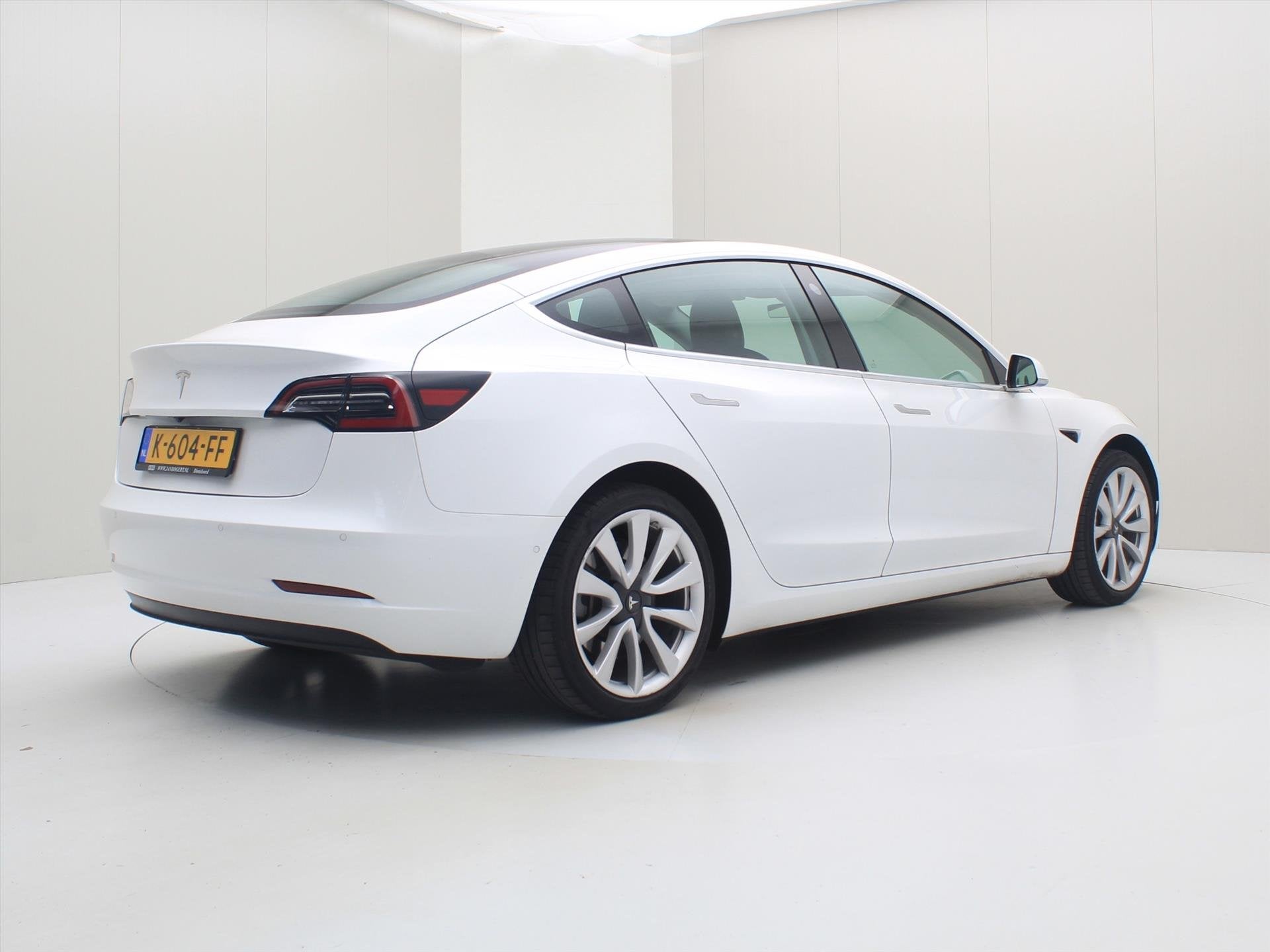 Tesla Model 3 Standard RWD Plus [ LFP-ACCU+AUTOPILOT+19 INCH, Automaat, Achterwielaandrijving, Gebruikt, Zwart