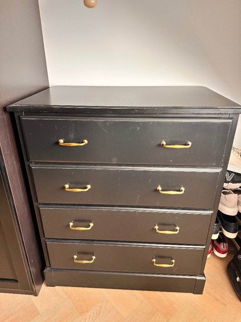 Ikea ladekast zwart met gouden handgrepen, Ophalen, 100 tot 150 cm, 50 tot 100 cm, Zo goed als nieuw