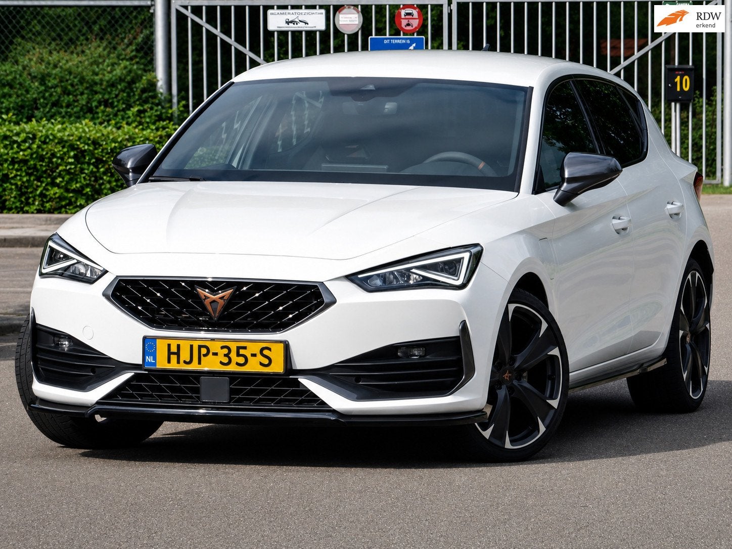 Cupra Leon 1.4 e-Hybrid VZ MAXTON l KUIPSTOELEN l CARPLAY, Dealer onderhouden, 77 km/l, Gebruikt, Euro 6