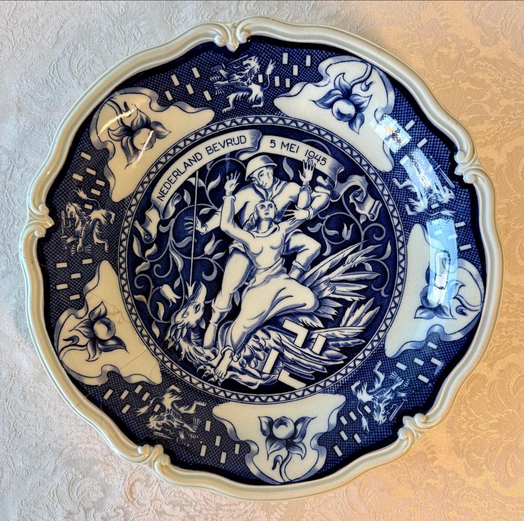 Delfts Blauw Bevrijdingsbord 1945 - Nederland Bevrijd, Antiek en Kunst, Ophalen of Verzenden