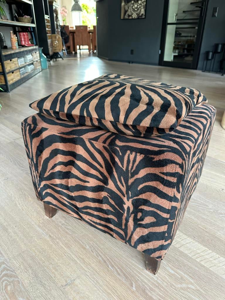 Zebraprint poef met kussen, Minder dan 50 cm, Gebruikt, Vierkant, Ophalen of Verzenden