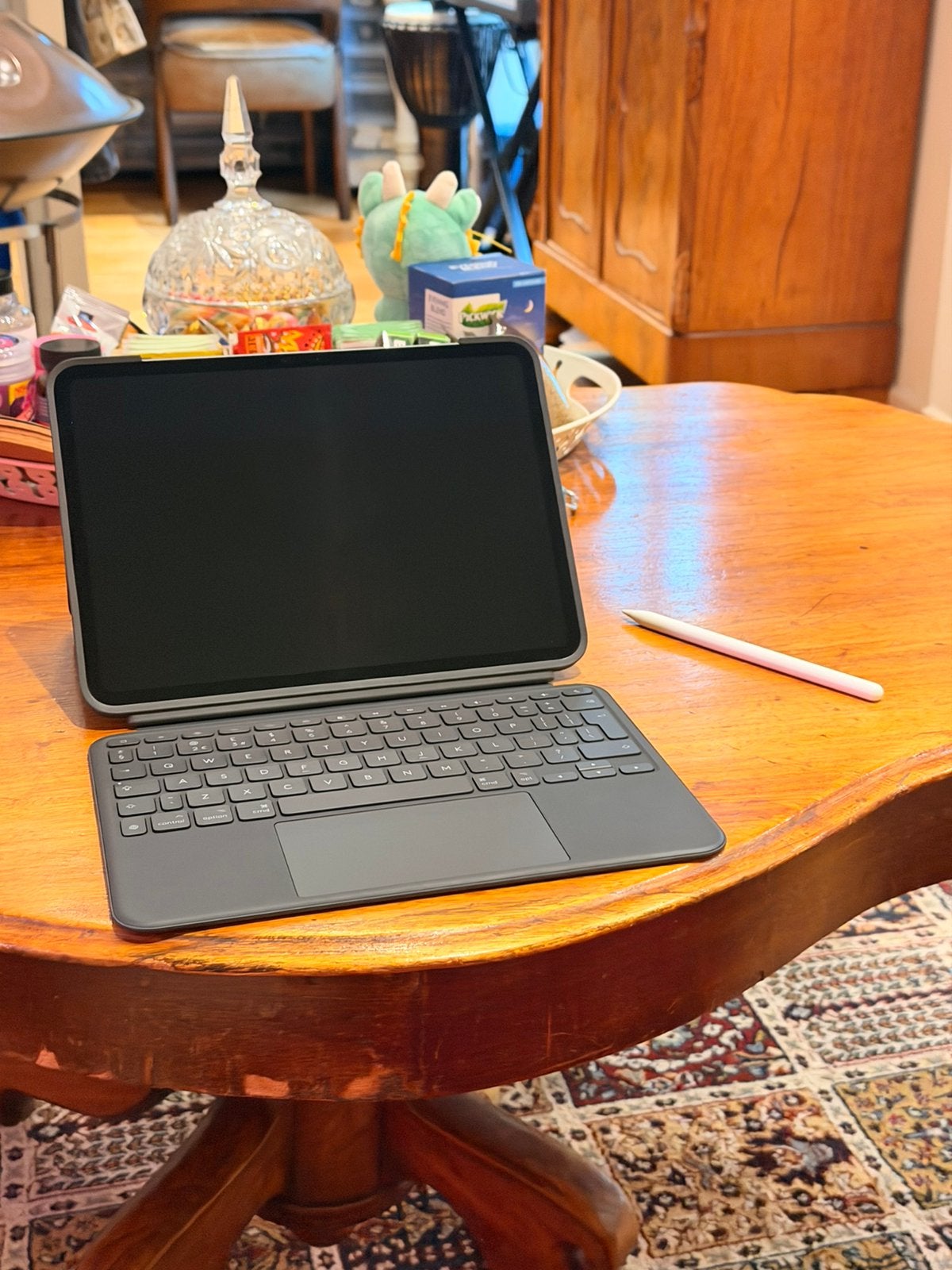 Foto 5 van iPad Pro M4 + Apple Pencil Pro + Logitech Keyboard (ZGAN)