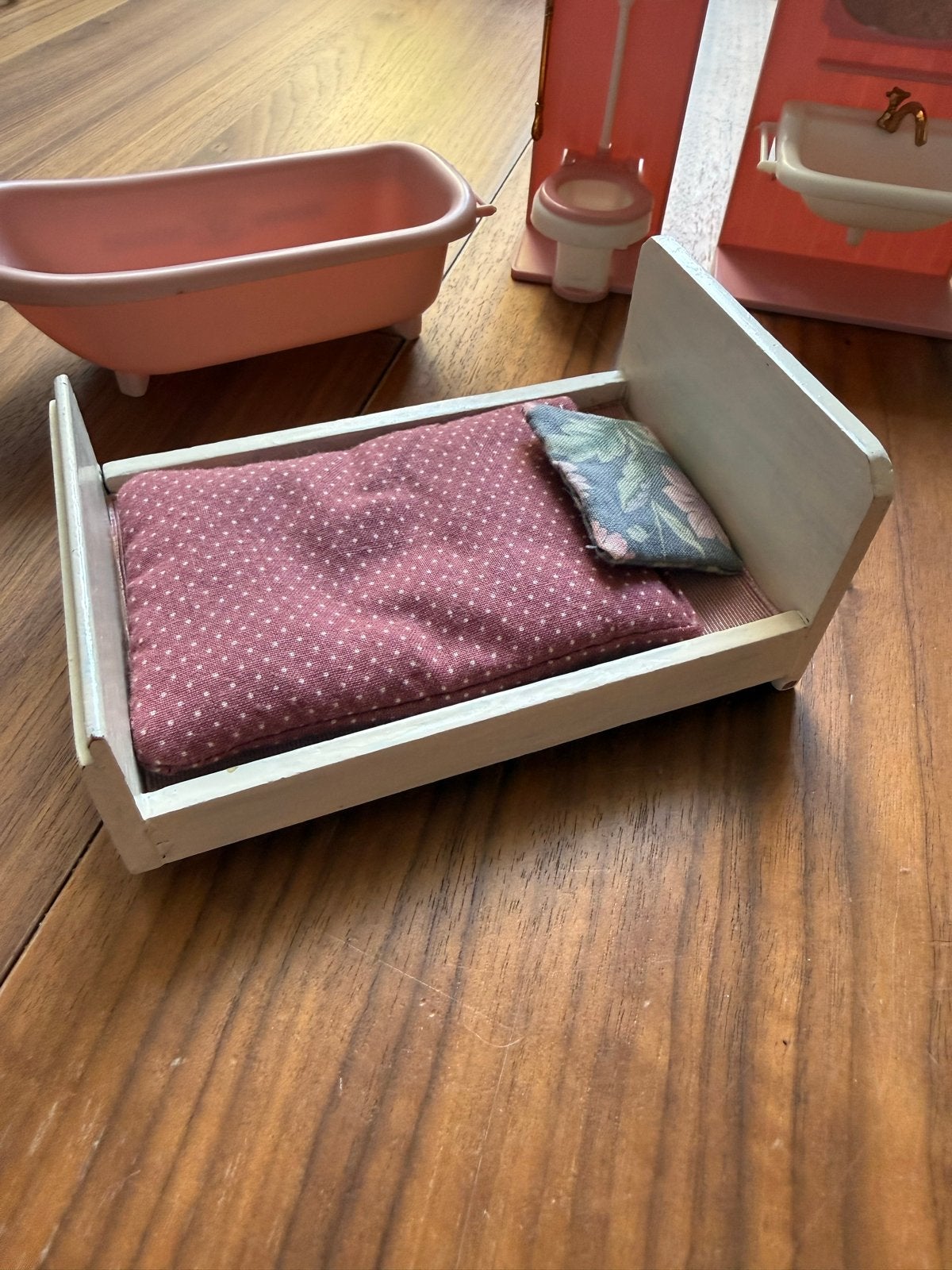 Vintage 70s poppenhuis meubels: bed, bad, toilet en wastafel, Ophalen of Verzenden, Gebruikt, Meisje