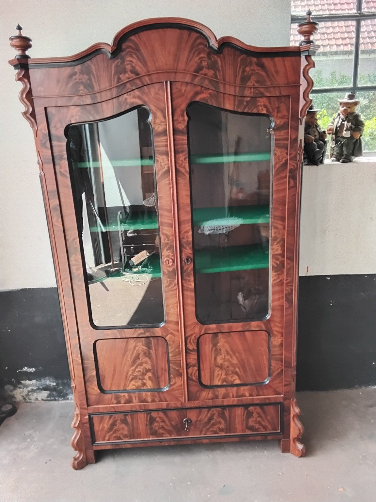 Antieke vitrinekast stijl louis Philippe, Ophalen