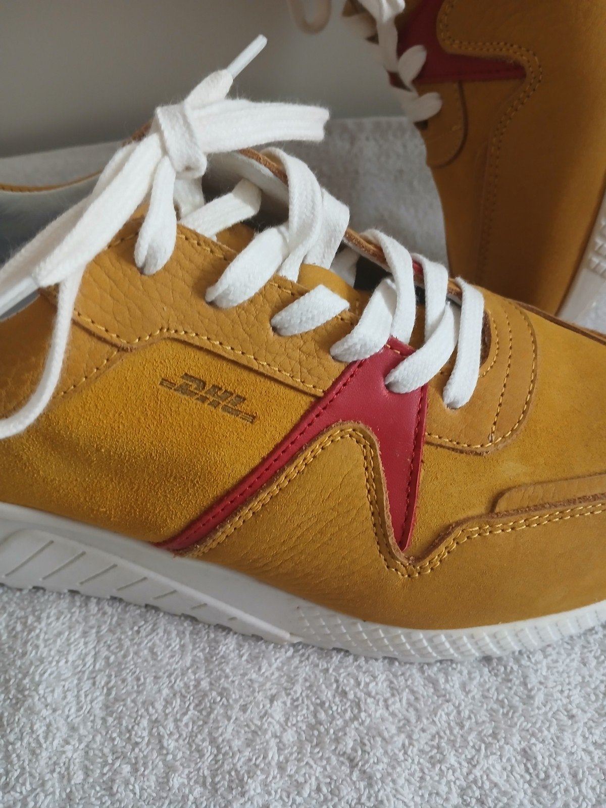Dhl sneakers (limited edition), Ophalen of Verzenden, Zo goed als nieuw