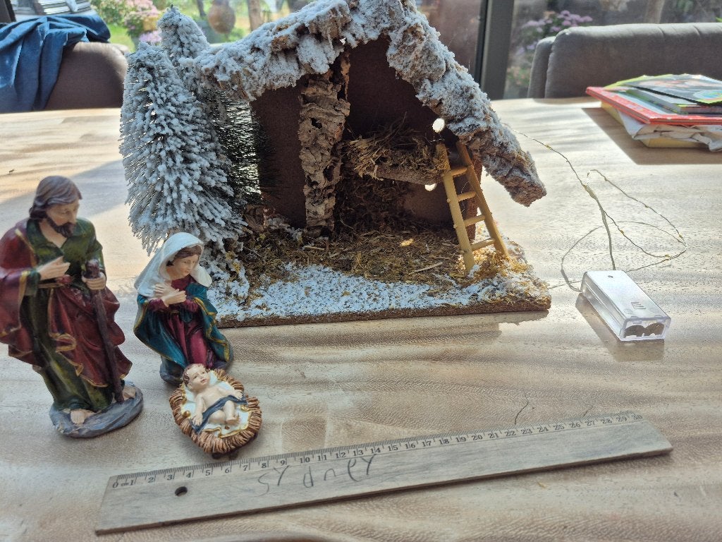 kleindere kerststal met verlichting en 3 beeldjes, zgan, Ophalen of Verzenden, Zo goed als nieuw