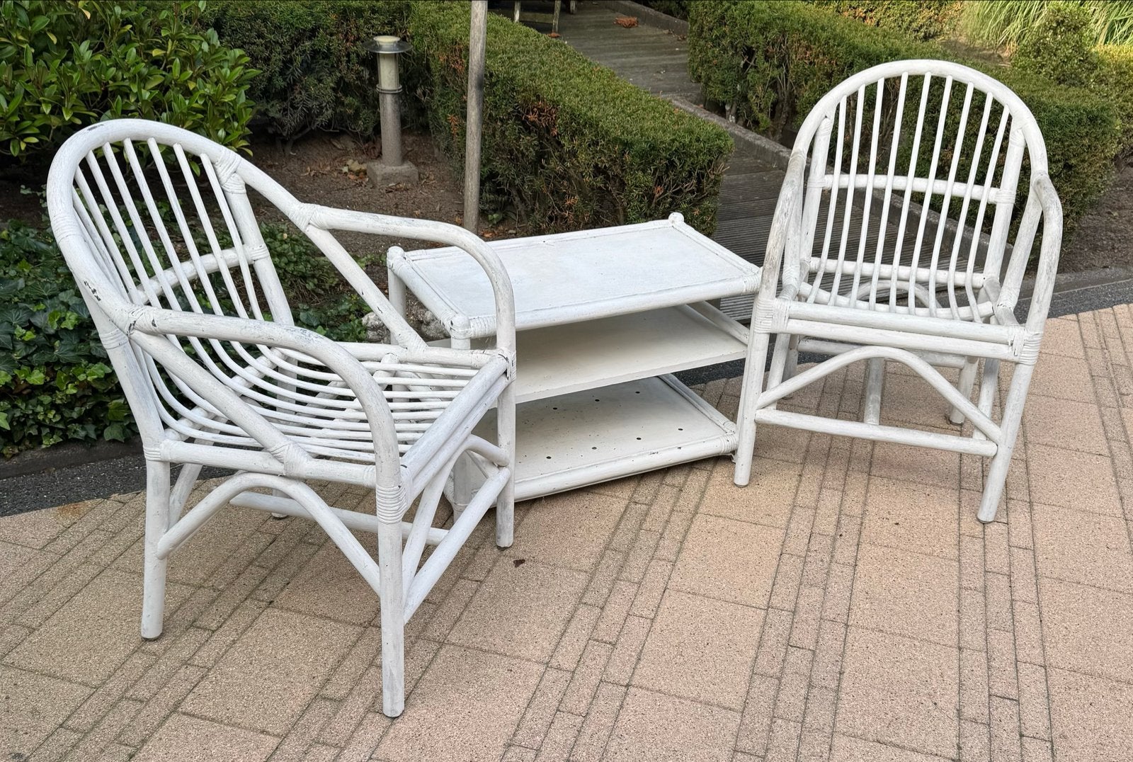 Witte rotan stoelen en bijzettafel set, Ophalen, Gebruikt, Twee, Wit