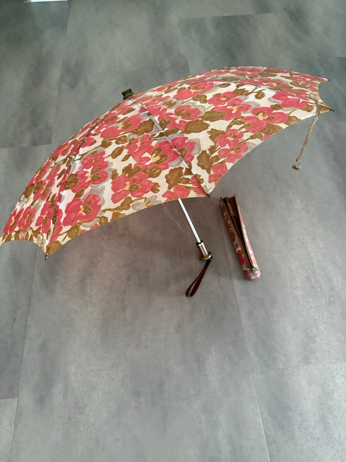 Vintage opvouwbare paraplu met bloemenprint, Sieraden, Tassen en Uiterlijk, Paraplu's, Ophalen of Verzenden, Gebruikt, Roze