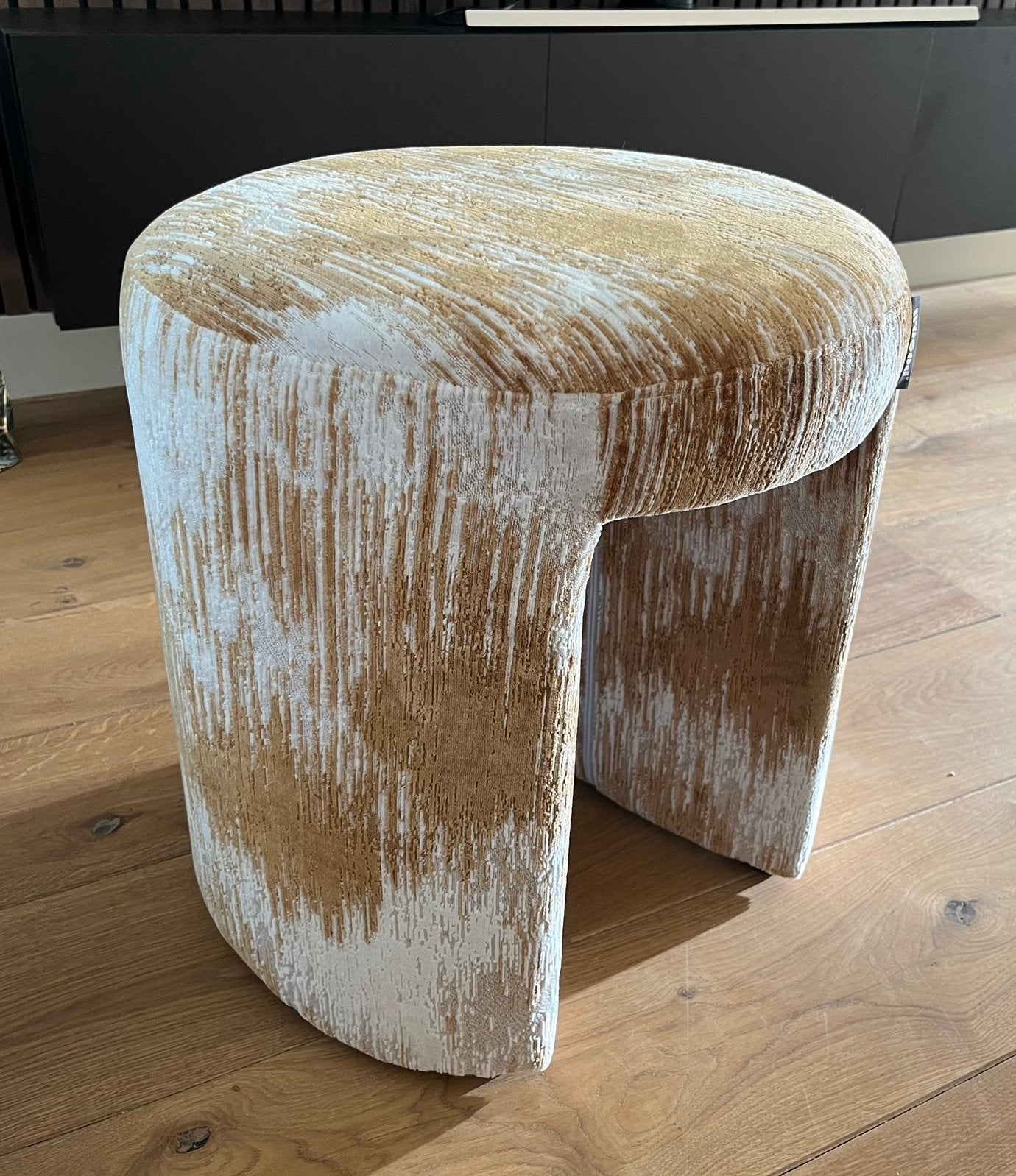 Design poef / kruk – als nieuw – beige/crème – 1 maand oud, Ophalen, Zo goed als nieuw, Overige materialen
