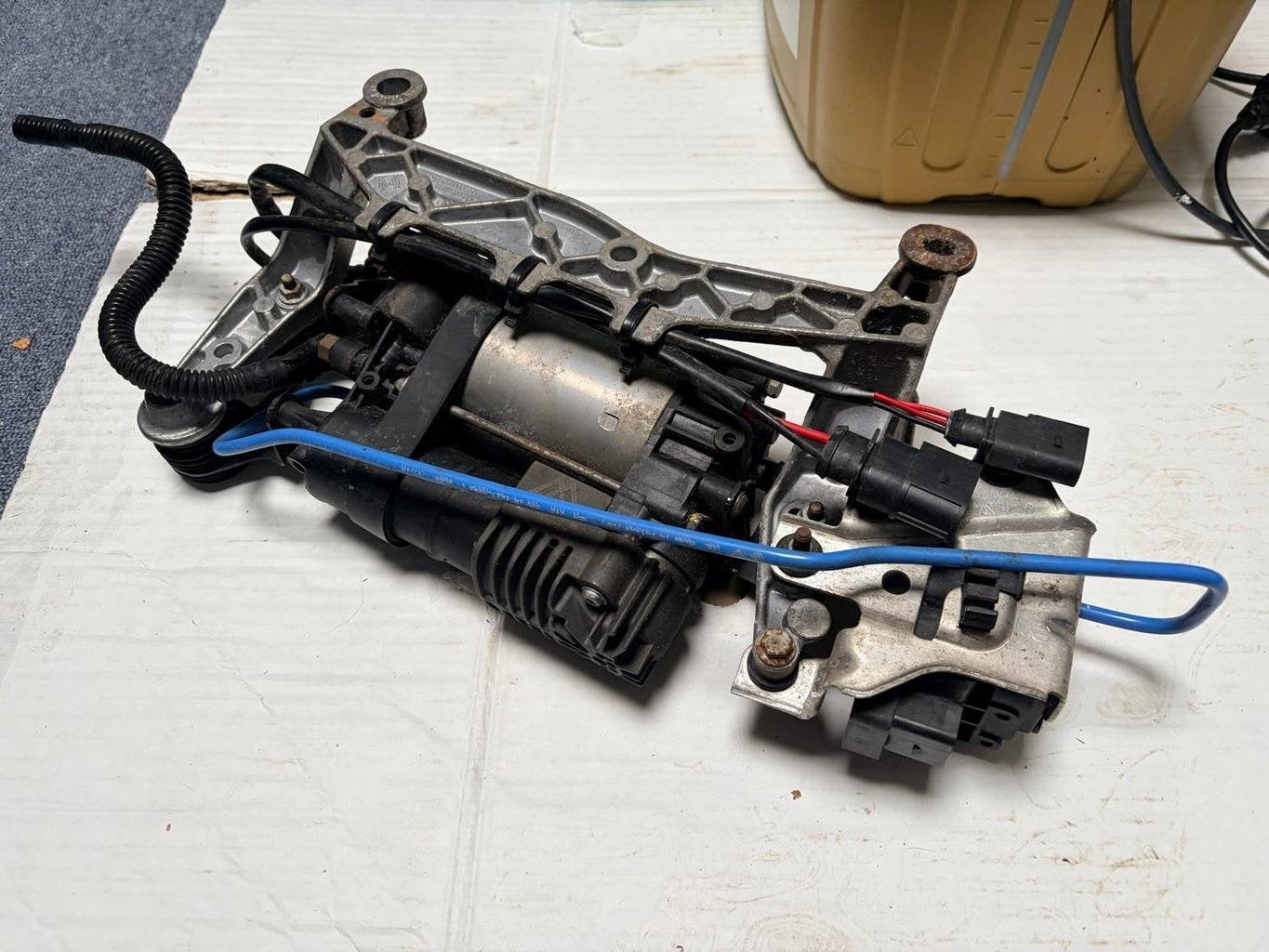 VW Touareg / Prosche Cayenne (958) - Luchtvering Compressor, Ophalen of Verzenden, Gebruikt, Volkswagen