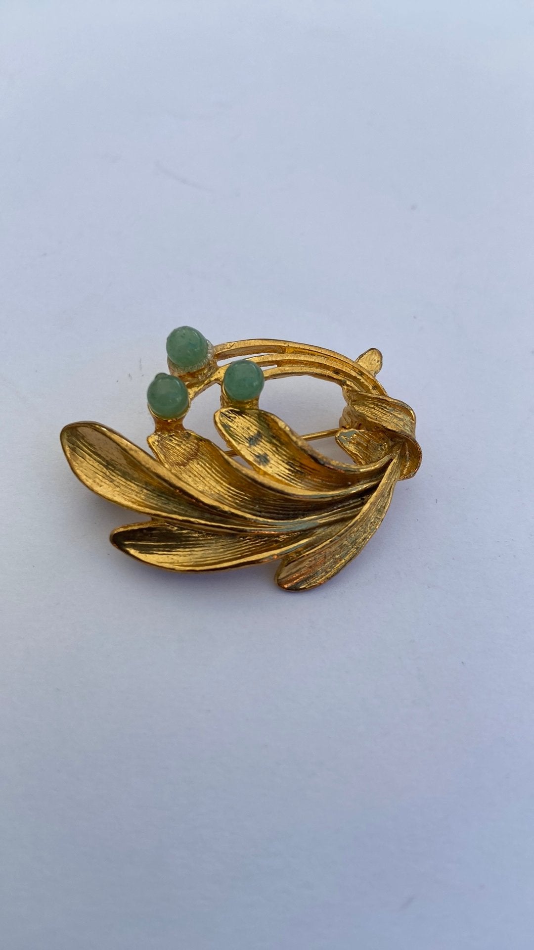 Broche goudverguld met 3 jade edelstenen, Ophalen of Verzenden, Goud, Broche, Verguld