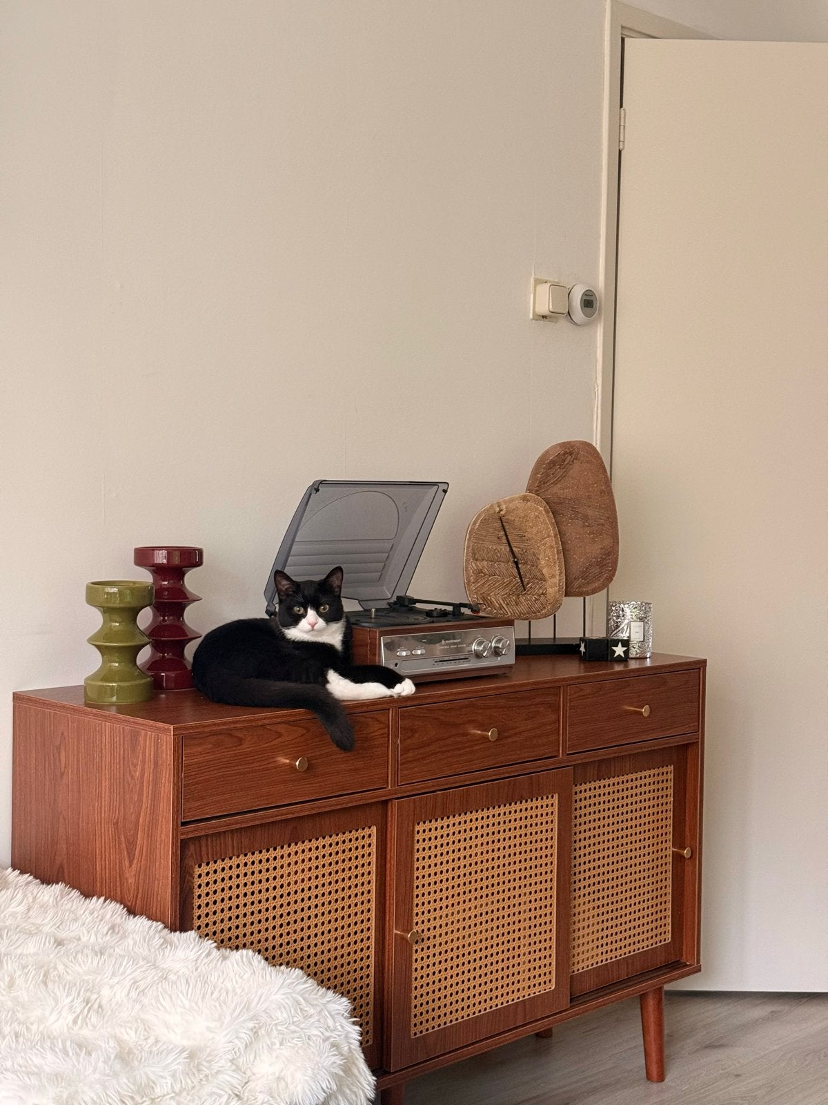 Nieuwe rotan schuifdeuren kast walnoot bruin dressoir, Huis en Inrichting, Ophalen, 100 tot 150 cm, Nieuw, 25 tot 50 cm