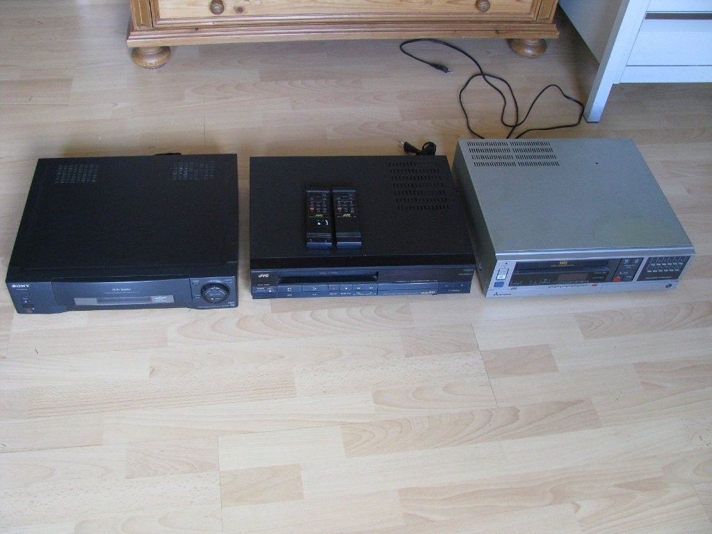 3 stuks VHS video recorders JVC Sony Mitsubishi, Ophalen, Gebruikt, VHS-speler of -recorder
