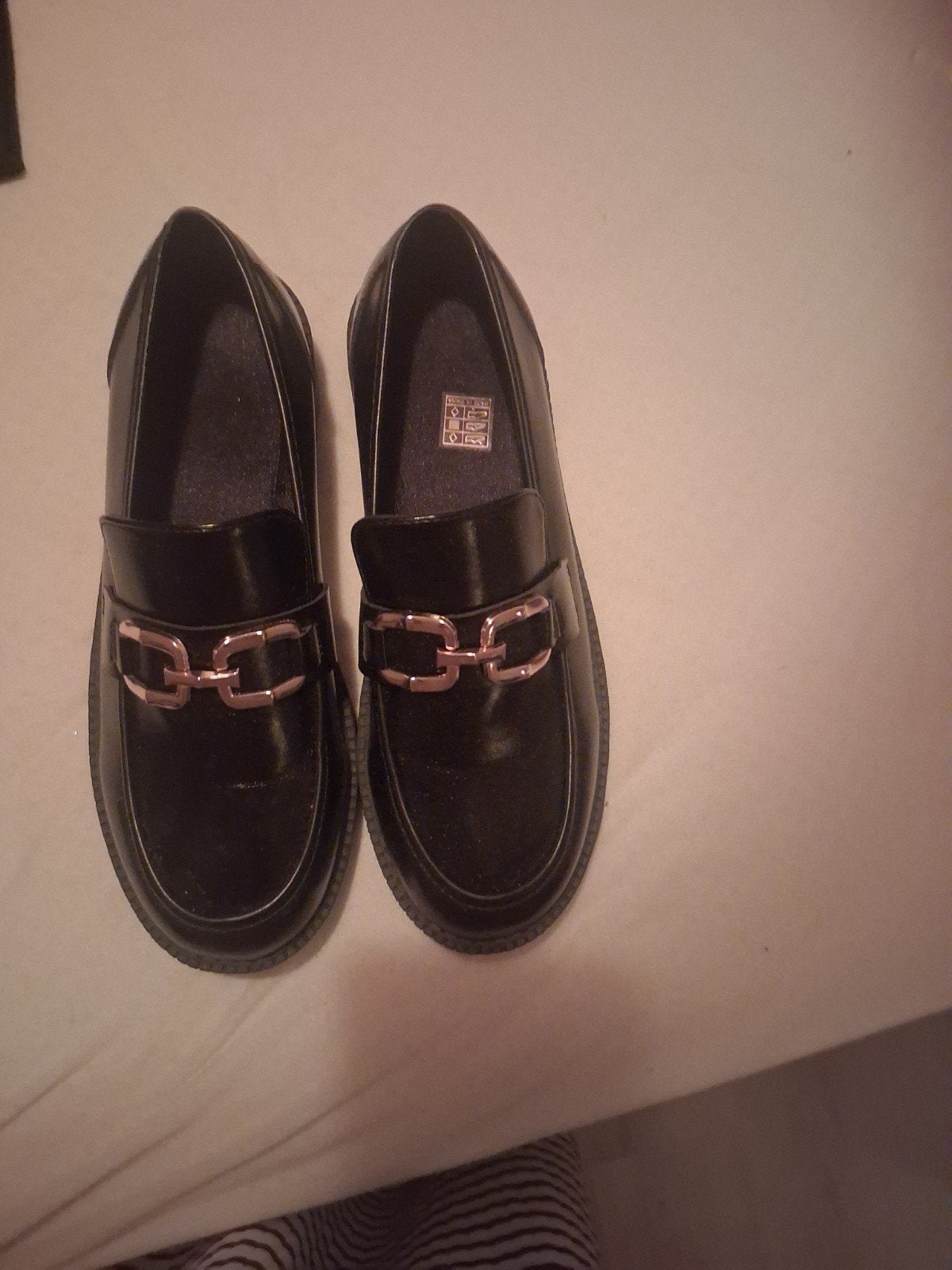 Zwarte loafers met gouden gesp, maat 41, Kleding | Dames, Schoenen, Ophalen, Zo goed als nieuw, Zwart, Instappers