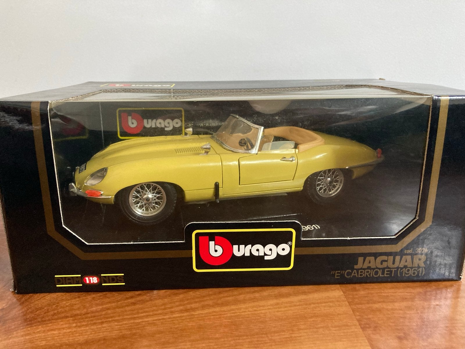 Burago Jaguar E-Type Cabriolet (1961) - Geel schaalmodel, Hobby en Vrije tijd, Modelauto's | 1:18, Ophalen, Nieuw, Auto, Bburago