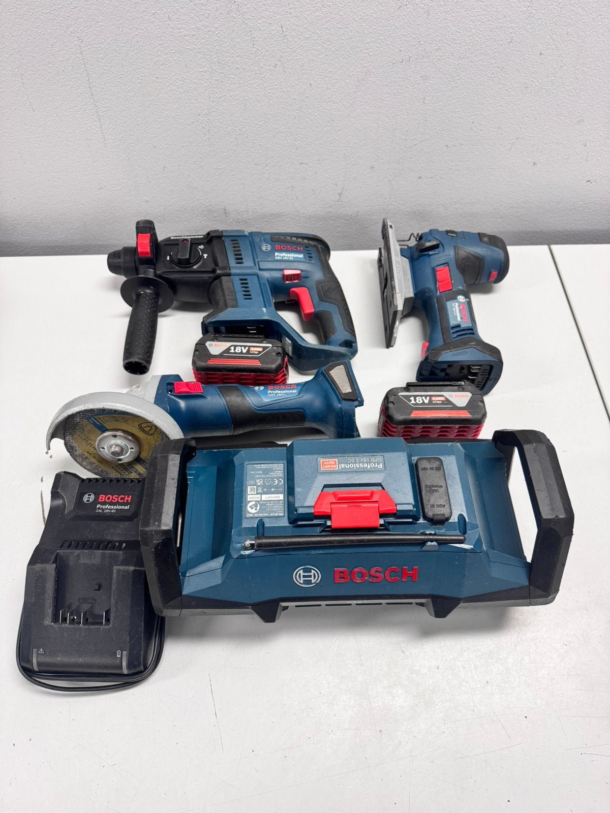 Bosch Gereedschap Set: Radio, Decoupeerzaag, Boorhamer, Haak, Gebruikt, Overige typen, Ophalen of Verzenden, Minder dan 400 watt