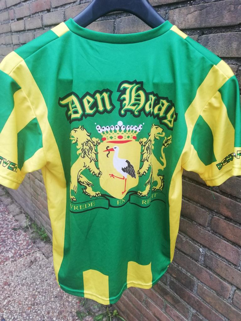 DEN HAAG. Voetbalshirt/T-shirt. Maat M., Ophalen, Zo goed als nieuw, Overige binnenlandse clubs, Shirt