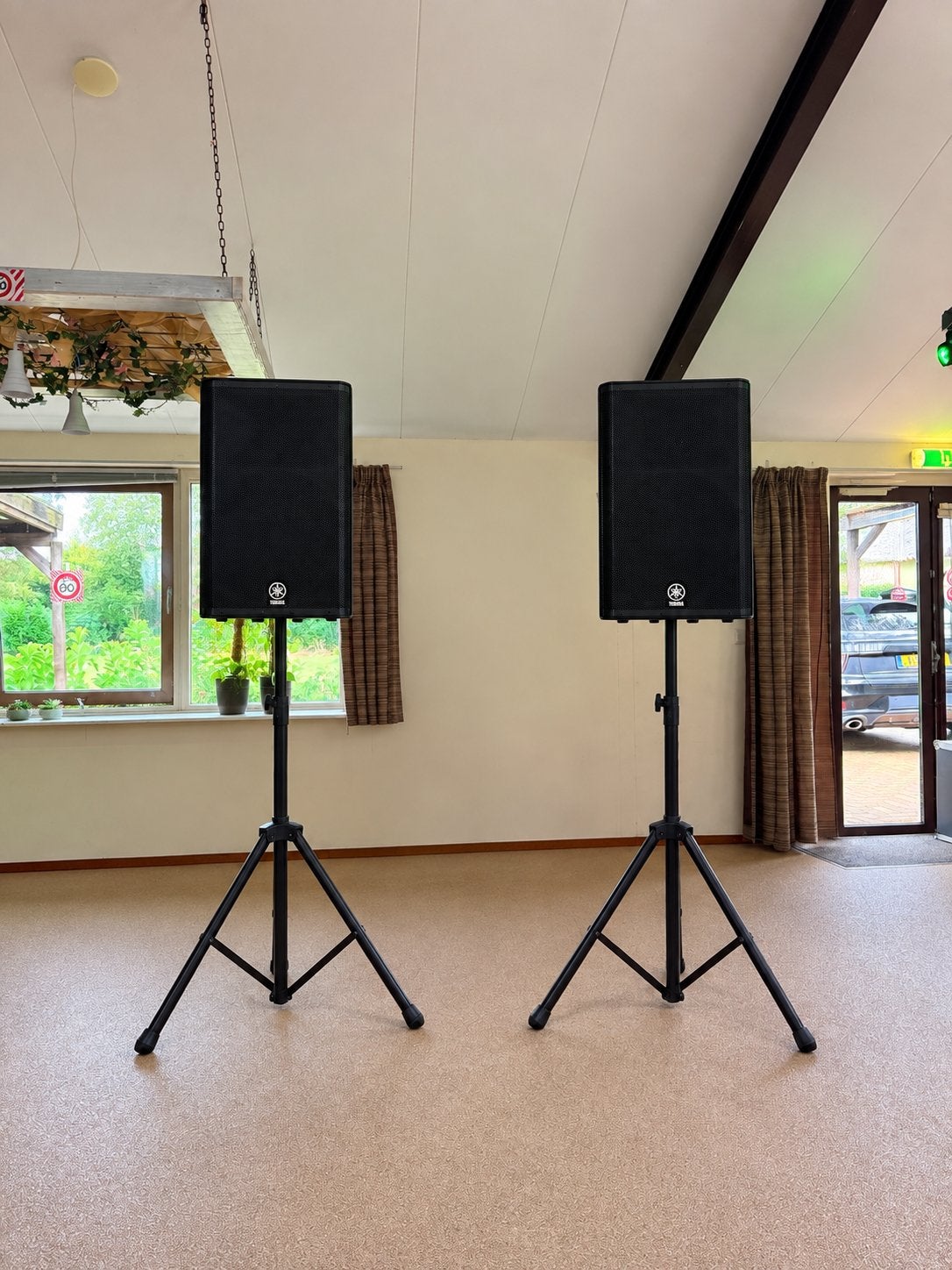 ZGAN: Yamaha DXR15 Actieve Speakerset met stands en hoezen, Ophalen of Verzenden, Zo goed als nieuw