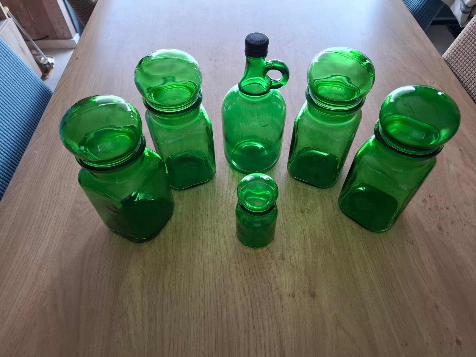 Groen glazen potten en fles retro., Ophalen