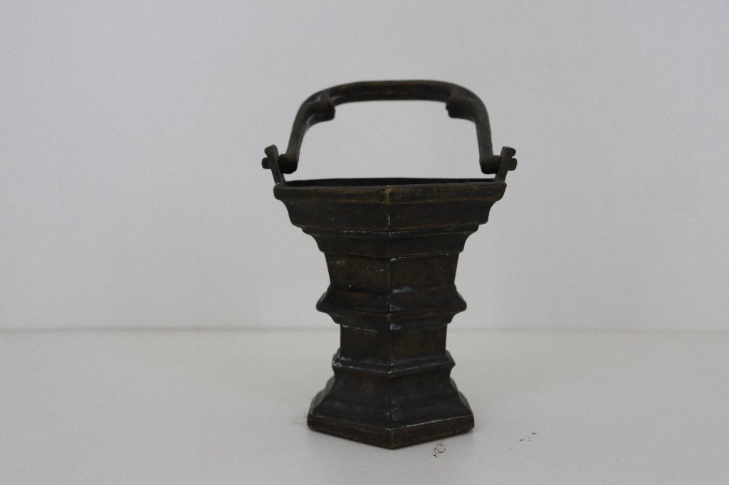 Antieke bronzen wijwateremmer / bedwijwaterbakje (Neogotiek, Antiek en Kunst, Ophalen of Verzenden