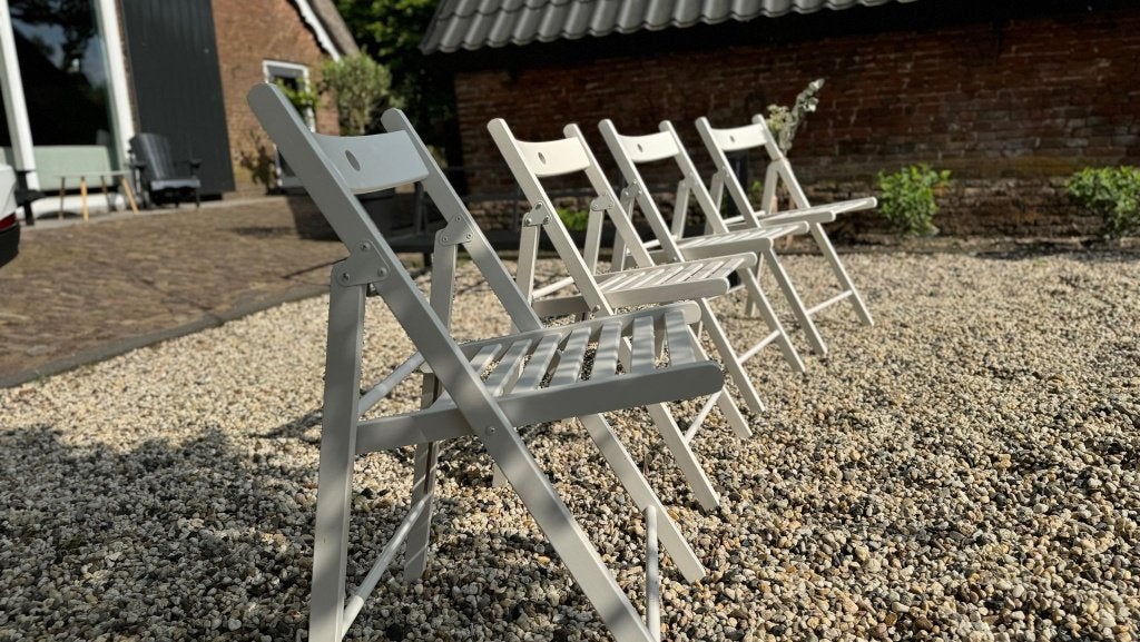 TE HUUR witte houten klapstoelen / ceremoniestoelen, Ophalen, Zo goed als nieuw, Geboorte of Huwelijk