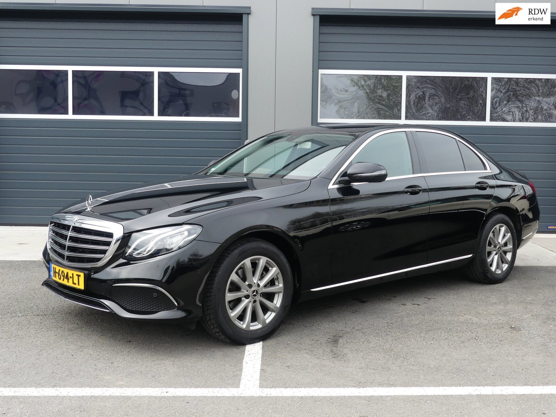 Mercedes-Benz E-klasse 200 d Automaat / Navigatie / Xenon /, Auto's, Automaat, Dealer onderhouden, Achterwielaandrijving, Gebruikt