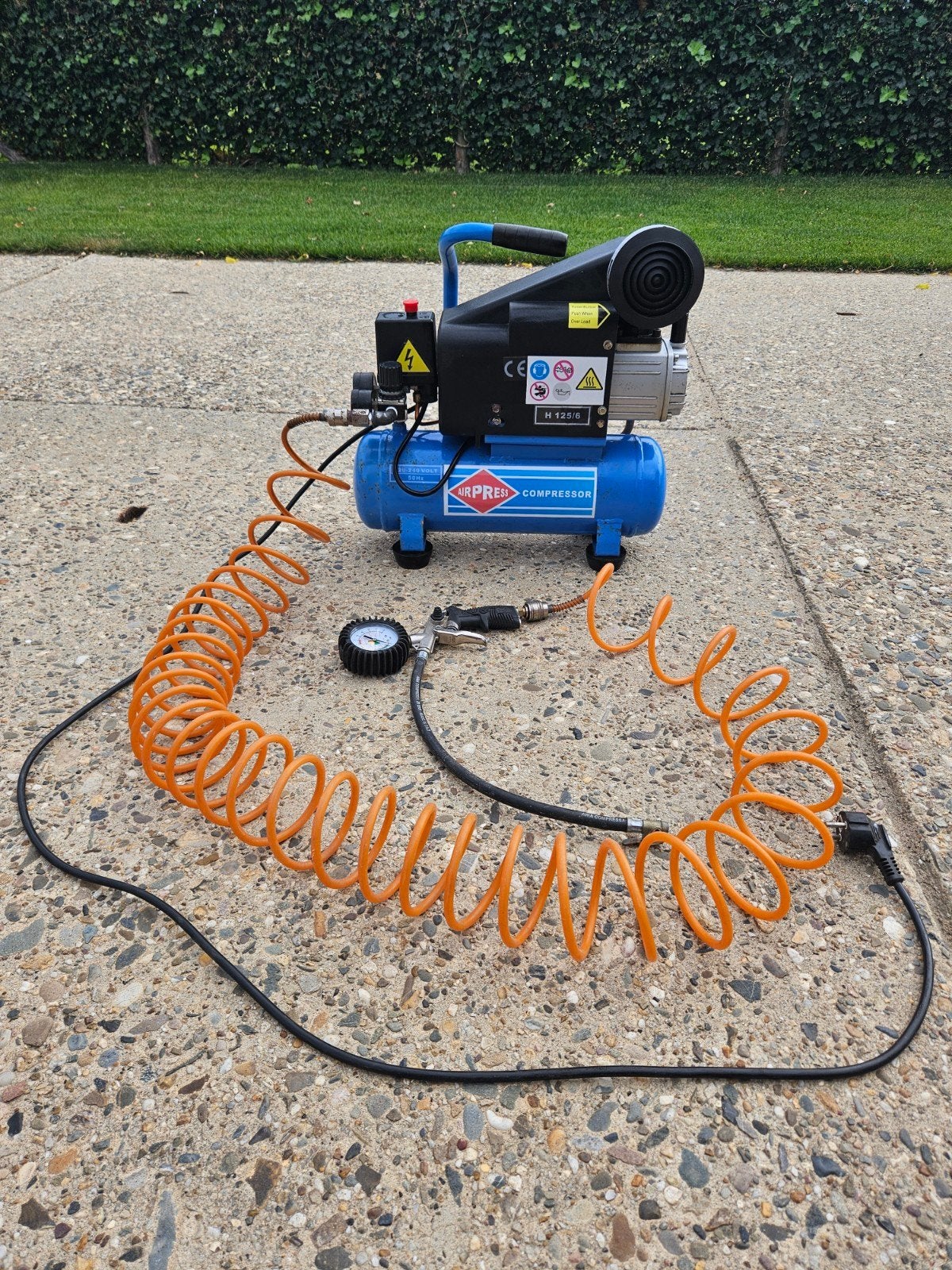 Airpress compressor met slang en bandenpomp, Ophalen, 6 tot 10 bar, Zo goed als nieuw, Minder dan 200 liter/min