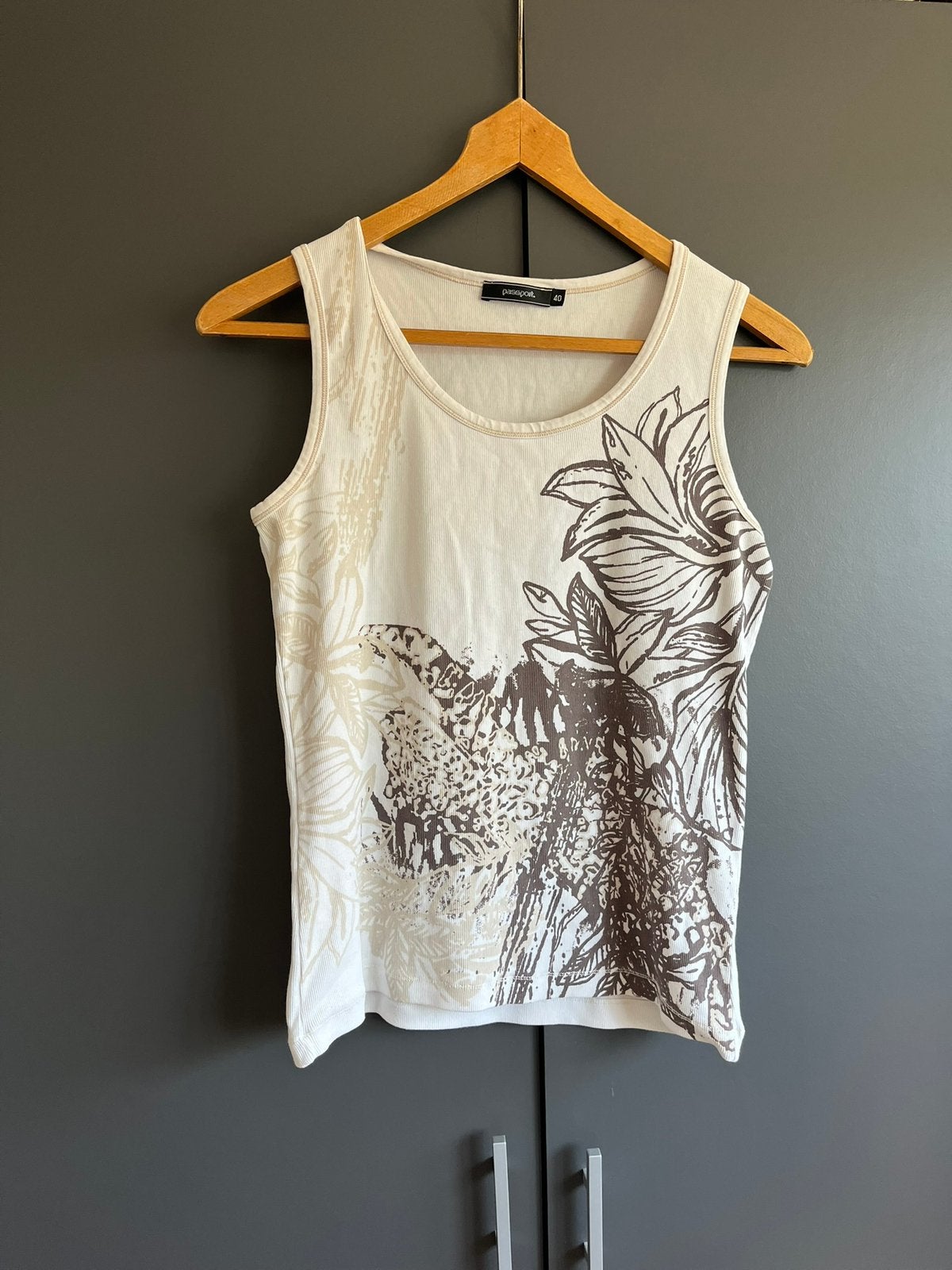 Witte mouwloze top met bloemenprint, maat 40/L van Passport, Kleding | Dames, Maat 38/40 (M), Wit, Ophalen of Verzenden, Zo goed als nieuw