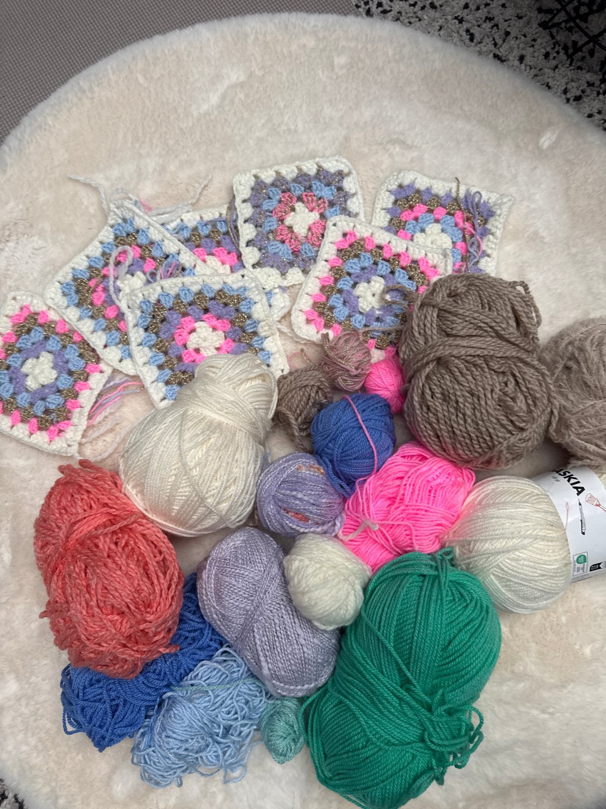 Wol knutselpakket met 7 gehaakte granny's, Verzenden, Zo goed als nieuw, Haken, Wol of Garen