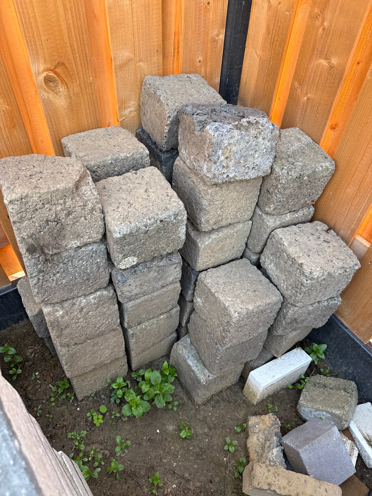Gratis 48 Grote Kasseien (?) / stapelblokken - 16x13x16 cm, Tuin en Terras, Tegels en Klinkers, Ophalen, Gebruikt, Klinkers, Minder dan 5 m²