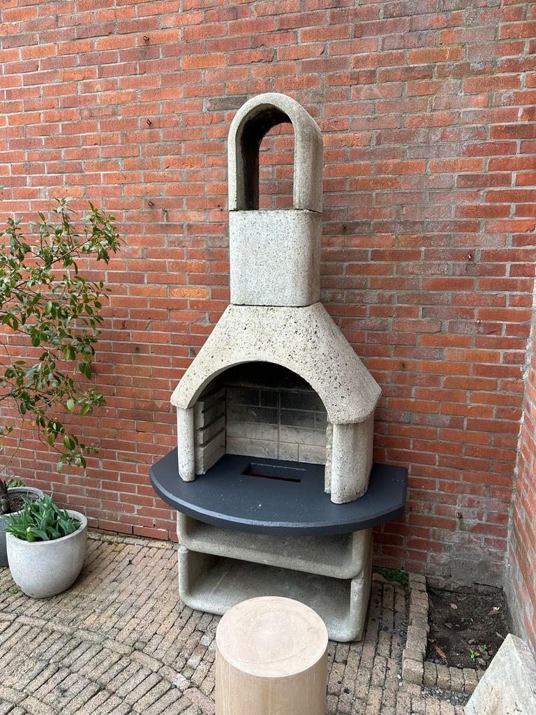 Gratis ophalen- Betonnen Tuinbarbecue - Buitenkeuken, Tuin en Terras, Houtskoolbarbecues, Ophalen of Verzenden, Gebruikt, Met accessoires