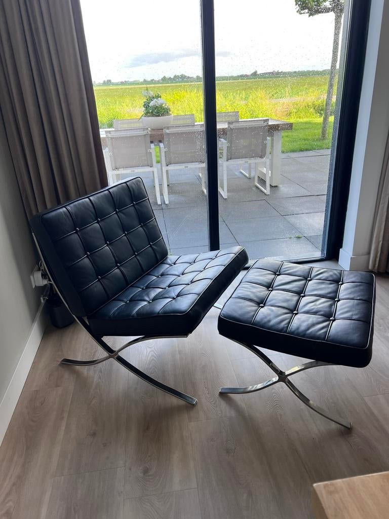 Barcelona chair met hocker – zwart leer – zo goed als nieuw, Huis en Inrichting, Fauteuils, Ophalen, Zo goed als nieuw, 50 tot 75 cm