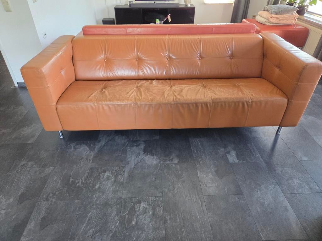 Comfortabele gebruikte bank - Oranje leer, Huis en Inrichting, Banken | Bankstellen, Ophalen, Gebruikt, Minder dan 75 cm, Leer