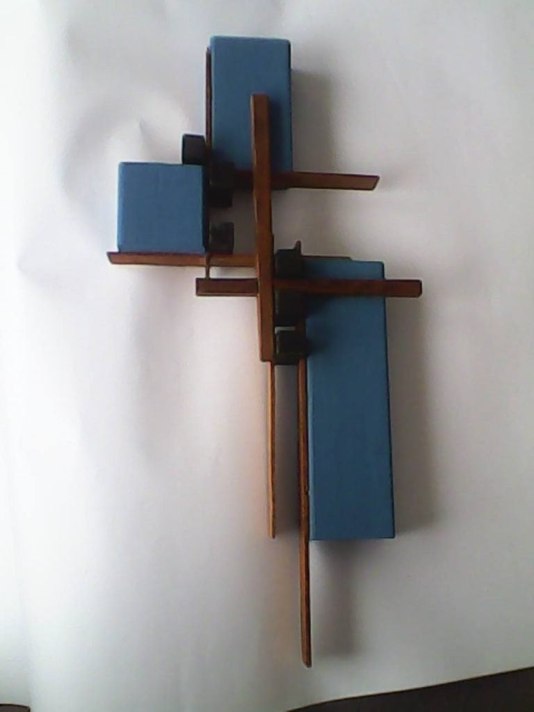 Abstracte wanddecoratie in blauw en hout, Wandsculptuur, Hout, Zo goed als nieuw, 52 cm