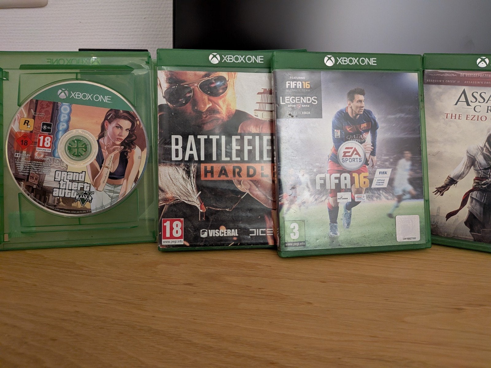 Xbox One - GTA5 +4 games, Spelcomputers en Games, Avontuur en Actie, Online, Vanaf 18 jaar, 1 speler