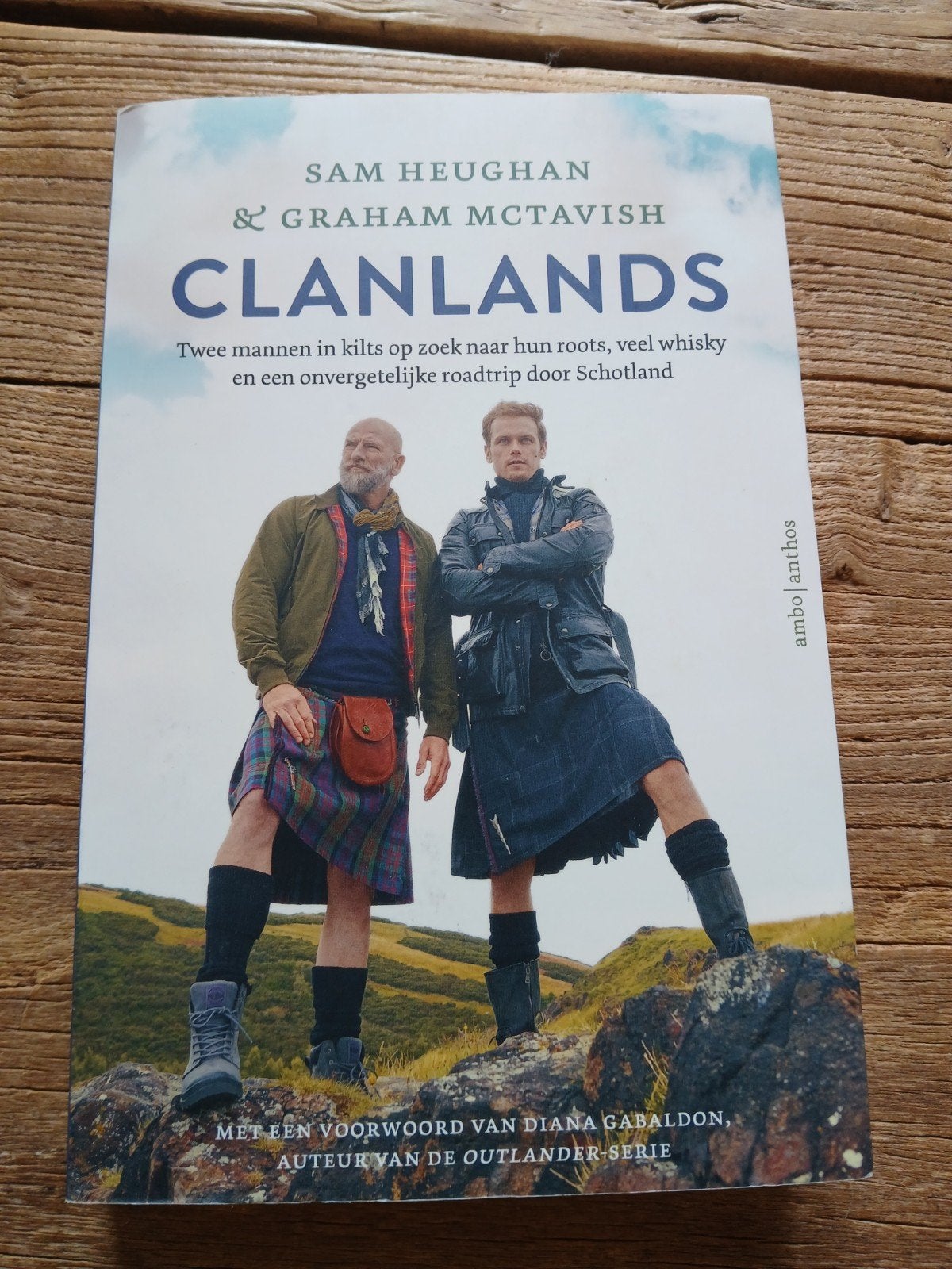 Clanlands: Twee mannen in kilts op roadtrip door Schotland, Overige merken, Europa, Sam Heughan & Graham McTavish, Ophalen of Verzenden