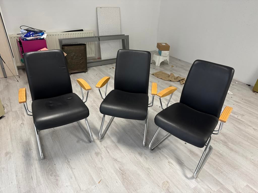 Set van 3 zwarte design stoelen met houten armleuningen, Huis en Inrichting, Stoelen, Gebruikt, Drie, Zwart, Ophalen of Verzenden