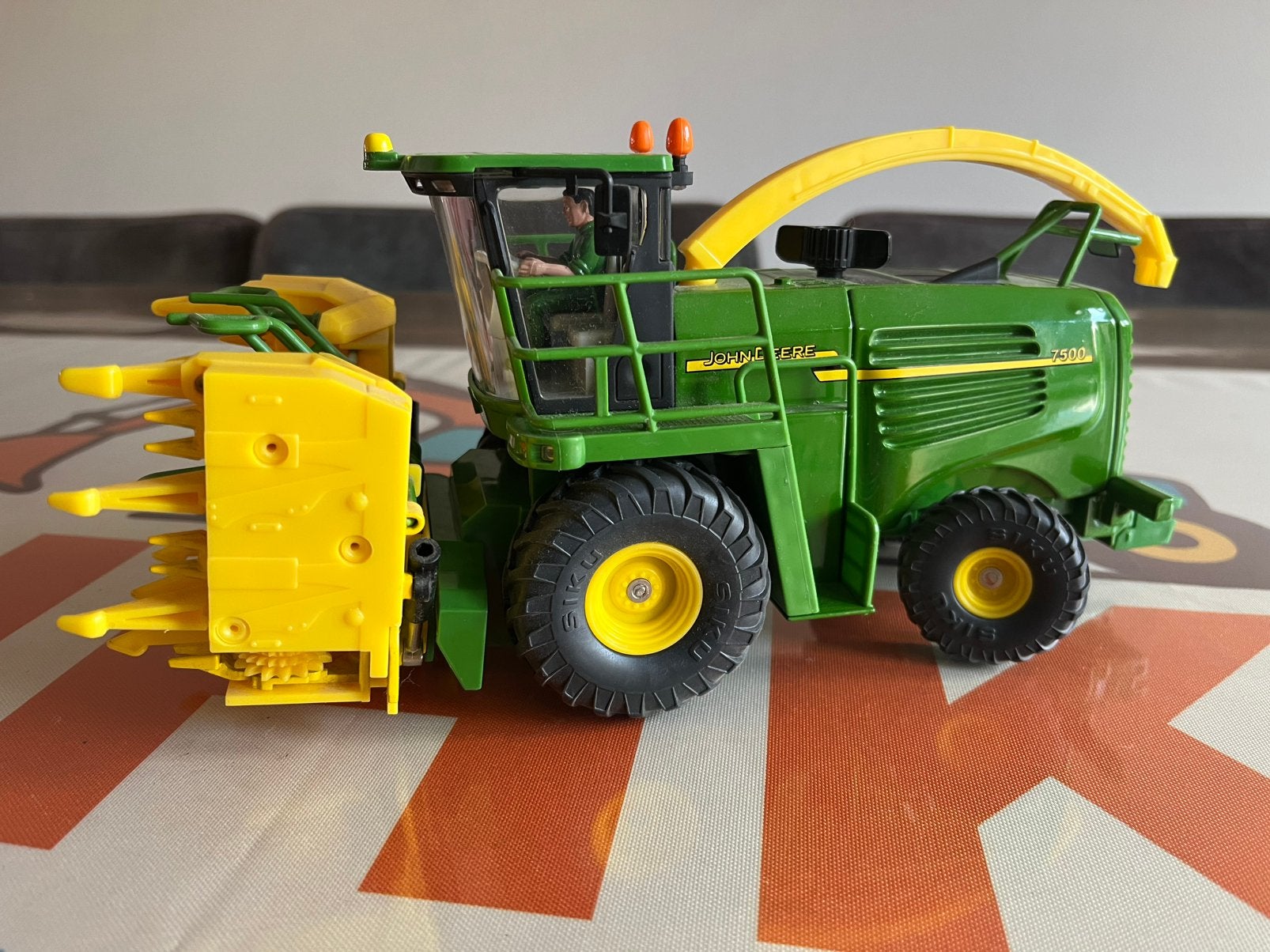 John Deere 7500 maishakselaar Siku met opklapbare maisbek, Ophalen of Verzenden, Zo goed als nieuw, Tractor of Landbouw, SIKU